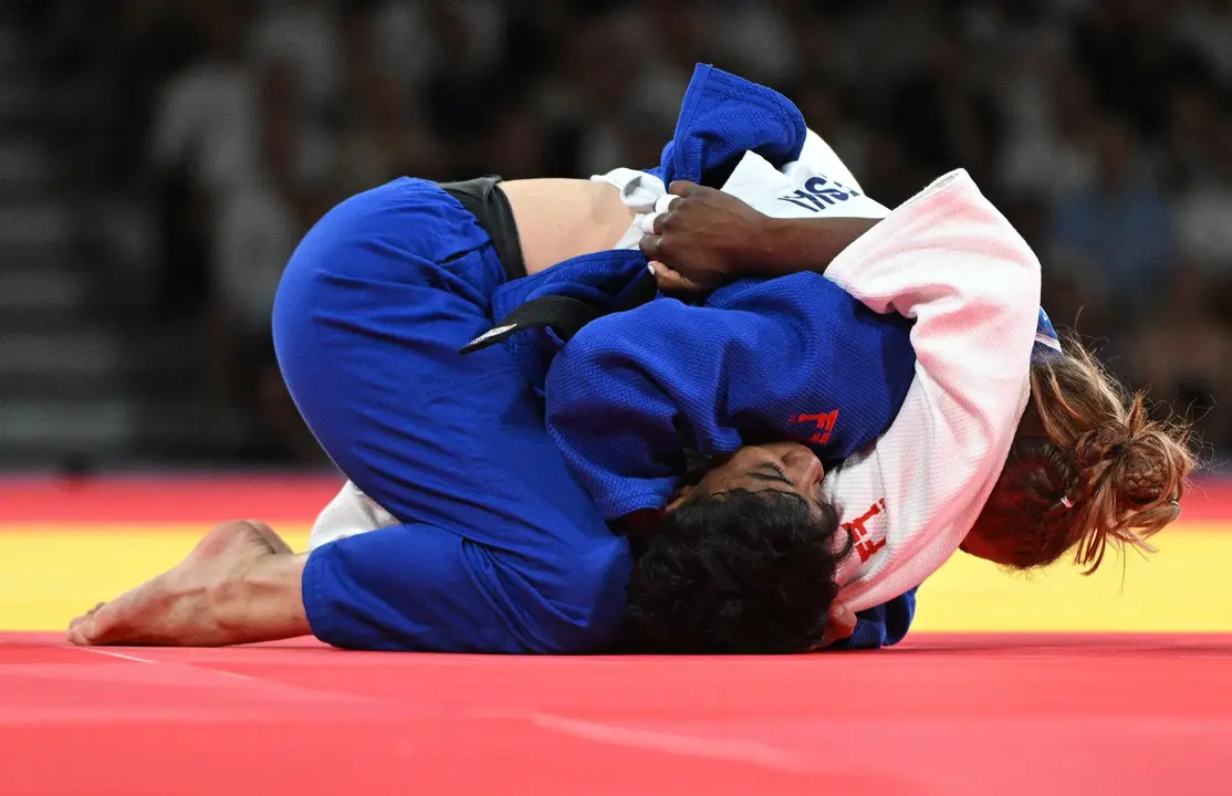 La eslovena Andreja Leski (azul) y la mexicana Prisca Awiti Alcaraz (banco) en acci&oacute;n durante la final en la categor&iacute;a -63kg en los Campos de Marte, Par&iacute;s, Francia.EFE/EPA/CAROLINE BLUMBERG