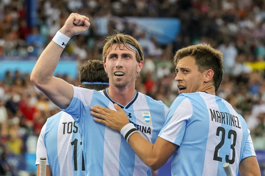 El argentino Lucas Martinez (d) celebra su gol con su compa&ntilde;ero Maico Casella Schuth (c) durante el partido del grupo B que han jugado Argentina y Nueva Zelanda en Colombes, Par&iacute;s, Francia. EFE/EPA/MARTIN DIVISEK