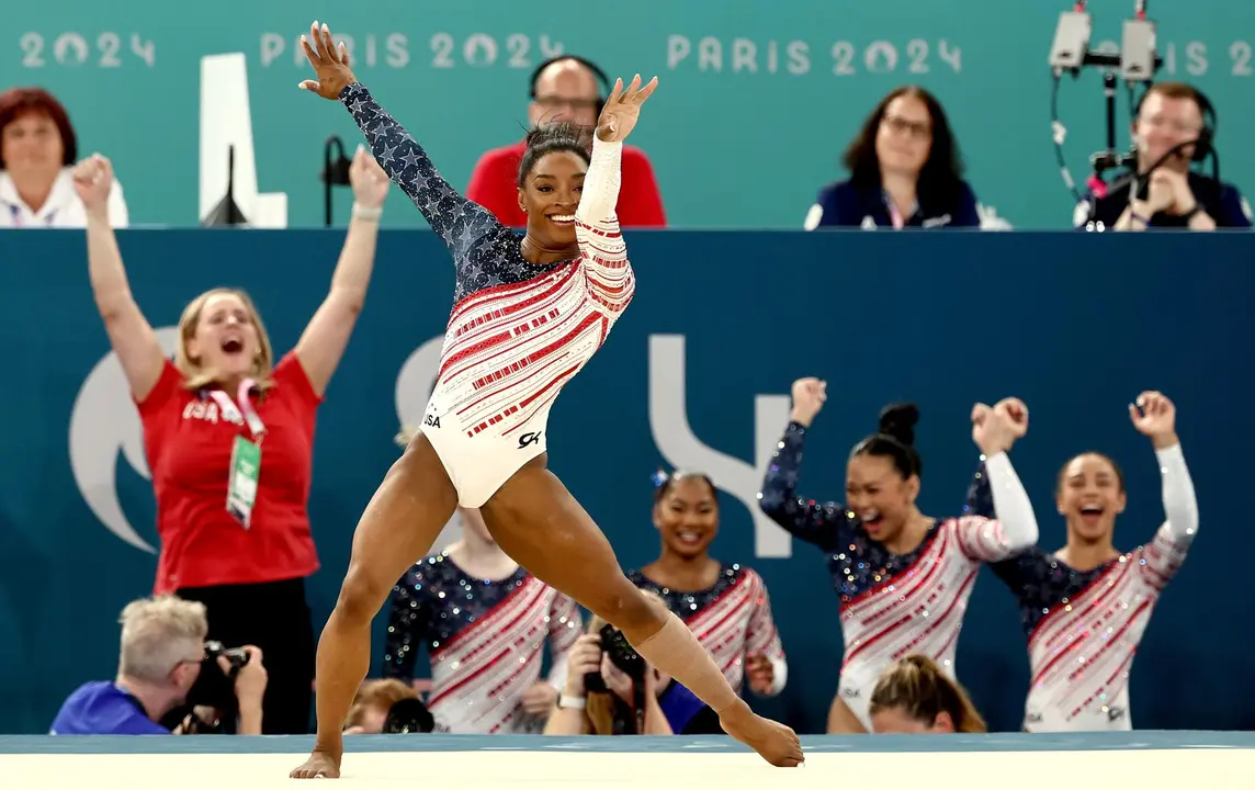 El equipo de Estados Unidos, impulsado por Simone Biles, logr&oacute; este martes la medalla de oro por equipos de gimnasia art&iacute;stica en el Bercy Arena in Paris, Francia. EFE/EPA/ANNA SZILAGYI