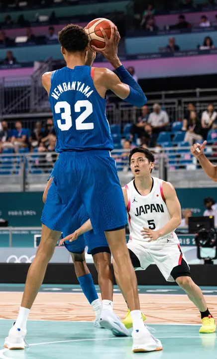 EL japon&eacute;s Yuki Kawamura observa con atenci&oacute;n al franc&eacute;s Victor Wembanyama. EFE/EPA/ALEX PLAVEVSKI