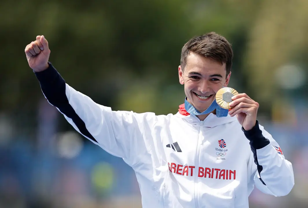 El brit&aacute;nico Alex Yee, medalla de oro en triatl&oacute;n. EFE/EPA/TOLGA AKMEN