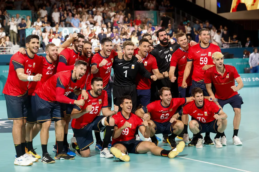 El equipo espa&ntilde;ol celebra la victoria ante el equipo nip&oacute;n durante el partido de la ronda preliminar del grupo A de balonmano celebrado en el marco de los Juegos Ol&iacute;mpicos, este mi&eacute;rcoles, en Par&iacute;s, Francia. EFE/ Miguel To&ntilde;a