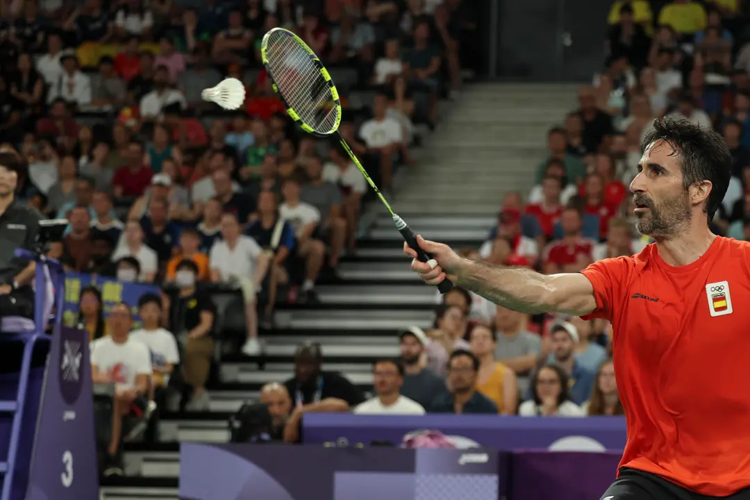 El espa&ntilde;ol Pablo Abi&aacute;n durante su partido ante el malasio Zii Jia Lee en el individual masculino celebrado en el marco de los Juegos Ol&iacute;mpicos, en Par&iacute;s, Francia. EFE/ Sashenka Guti&eacute;rrez