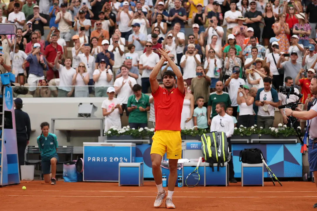 El tenista espa&ntilde;ol Carlos Alcaraz se despide del p&uacute;blico tras su victoria en el partido de tercera ronda del torneo individual masculino de tenis de los Juegos Ol&iacute;mpicos de Par&iacute;s 2024 disputado contra el ruso Roman Safiullin, en el complejo de tenis Roland Garros de Par&iacute;s. EFE/ Juanjo Mart&iacute;n
