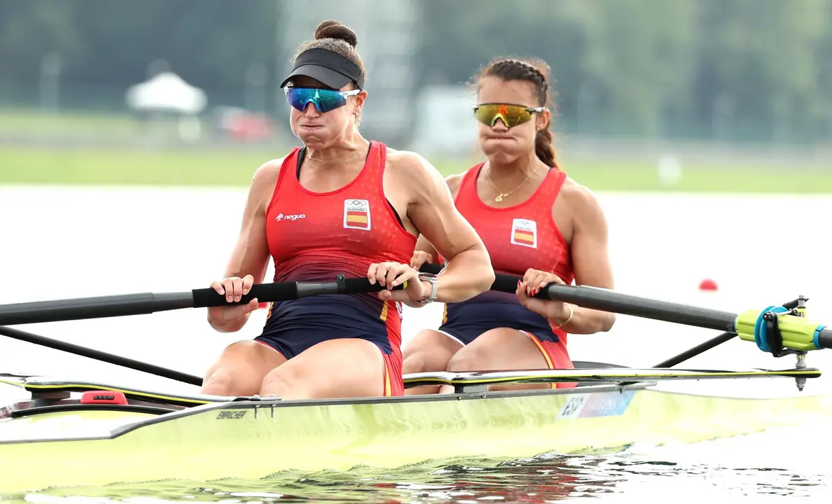 Las espa&ntilde;olas Aina Cid y Esther Briz en el Vaires-sur-Marne Nautical Stadium en Vaires-sur-Marne, Francia. EFE/EPA/ALI HAIDER