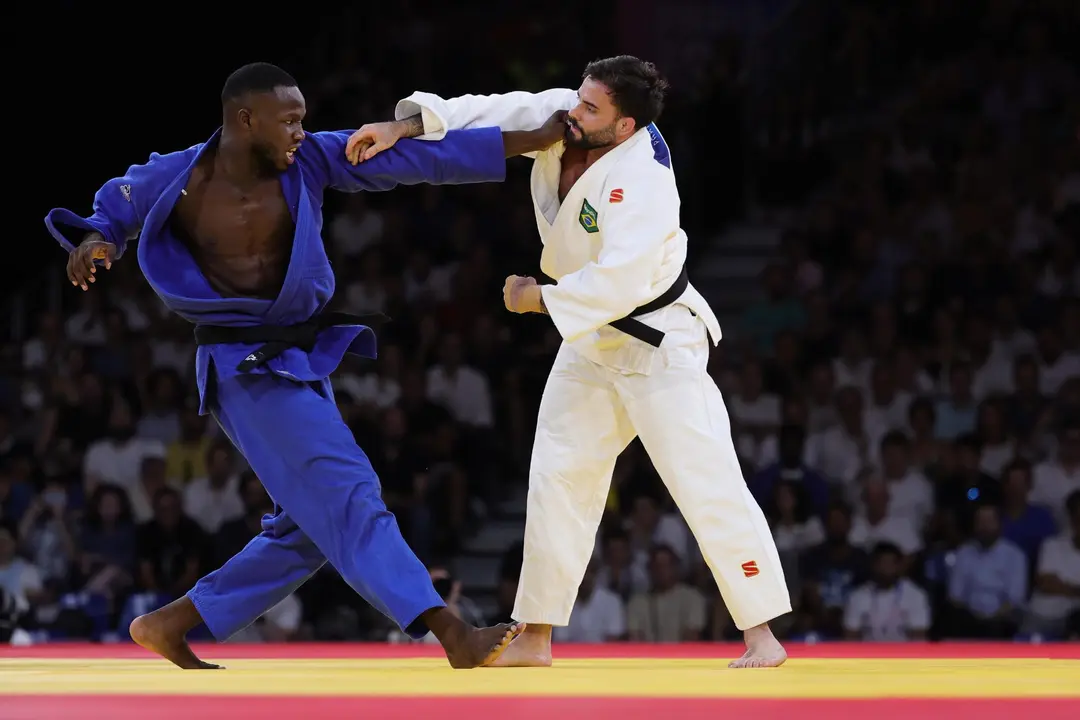 El judoca brasile&ntilde;o Rafael Macedo (blanco), und&eacute;cimo del mundo, roz&oacute; la medalla en el pabell&oacute;n de los Campos de Marte en Par&iacute;s, Francia. EFE/EPA/TERESA SUAREZ