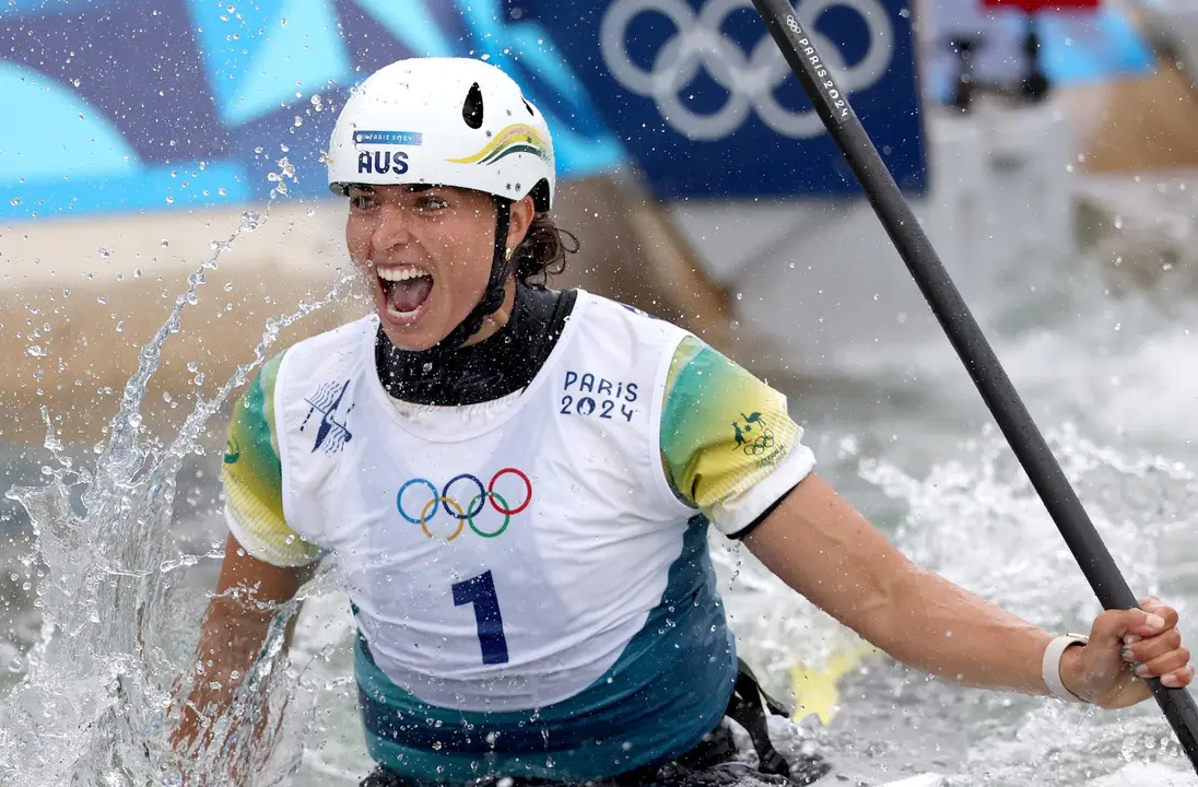 La australiana Jessica Fox celebra so ol&iacute;mpico en Vaires-sur-Marne Nautical Stadium, en Vaires-sur-Marne, Francia. EFE/EPA/ALI HAIDER