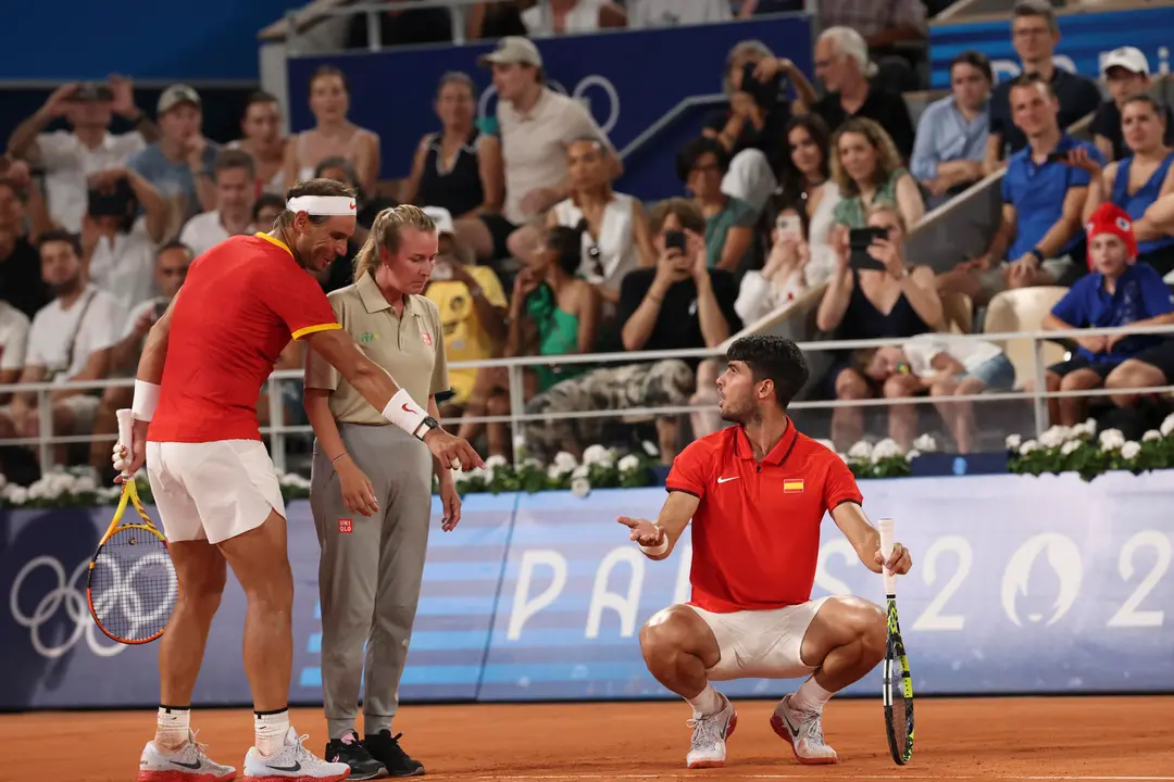 Los tenistas espa&ntilde;oles Rafa Nadal (i) y Carlos Alcaraz conversan con la juez de l&iacute;nea durante los cuartos de final de dobles masculinos de tenis de los Juegos Ol&iacute;mpicos de Par&iacute;s 2024, ante los estadounidenses Austin Krajicek y Rajee Ram en el complejo de tenis Roland Garros de Par&iacute;s. EFE/ Juanjo Mart&iacute;n