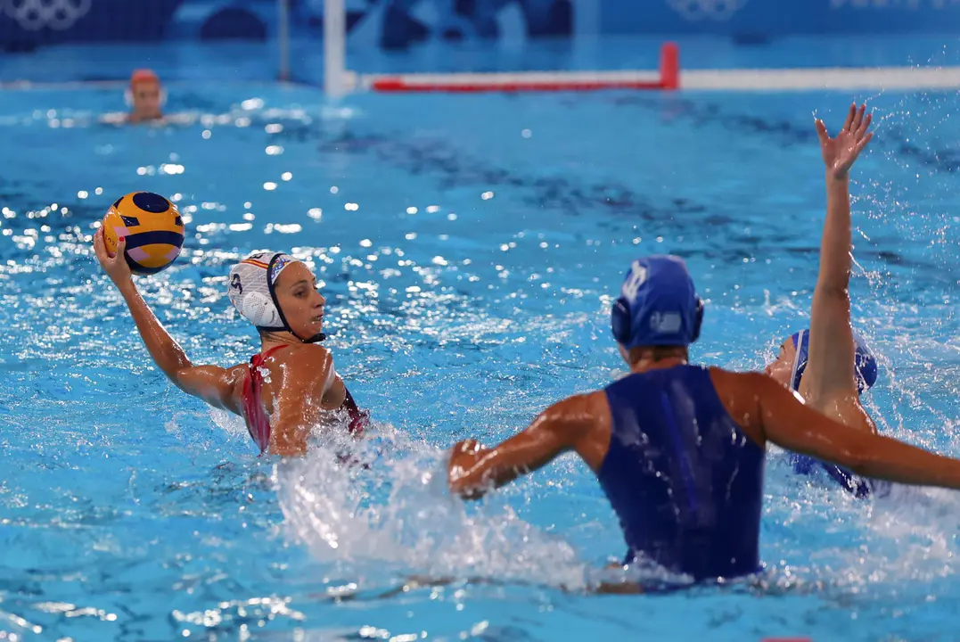 La extremo espa&ntilde;ola Judith Forca (i) ataca ante Grecia durante el partido de waterpolo femenino de la ronda preliminar grupo B de los Juegos Ol&iacute;mpicos de Par&iacute;s 2024, que Espa&ntilde;a y Grecia disputaron, en Saint-Denis (Francia). EFE/ Miguel Guti&eacute;rrez