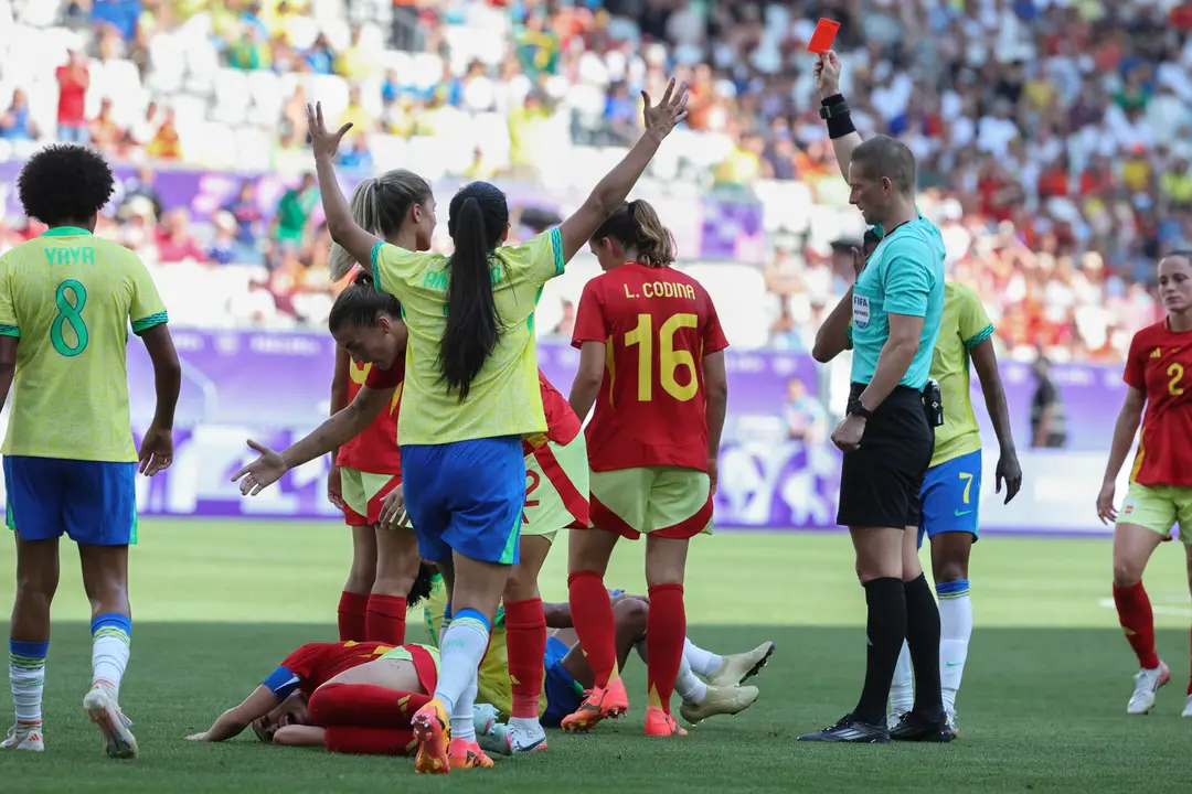 El &aacute;rbitro del encuentro Espen Nor (d) saca tarjeta roja a la delantera brasile&ntilde;a Marta tras la falta realizada a la defensa espa&ntilde;ola Olga Carmona este mi&eacute;rcoles, en el partido del Grupo C de F&uacute;tbol Femenino de los Juegos Ol&iacute;mpicos de Par&iacute;s 2024, entre Brasil y Espa&ntilde;a, celebrado en el Estadio de Burdeos (Francia). EFE/ Kiko Huesca