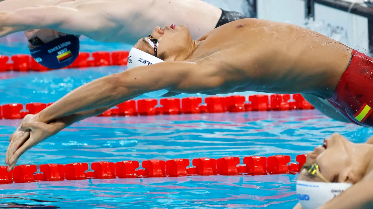 El nadador espa&ntilde;ol Hugo Gonz&aacute;lez en la primera semifinal de los 200m espalda en la piscina de La Defense Arena en Par&iacute;s, Francia. EFE/EPA/MAST IRHAM