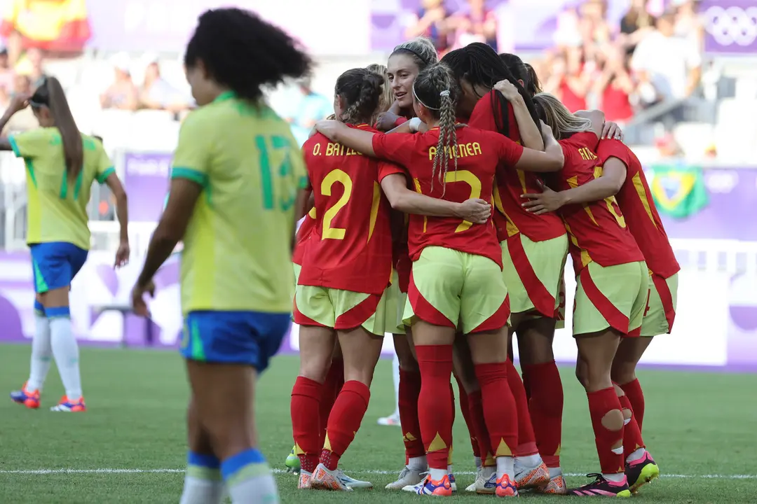 La centrocampista espa&ntilde;ola Alexia Putellas (c) celebra con sus compa&ntilde;eras tras anotar el 0-2 ante Brasil este mi&eacute;rcoles, en el partido del Grupo C de F&uacute;tbol Femenino de los Juegos Ol&iacute;mpicos de Par&iacute;s 2024, entre Brasil y Espa&ntilde;a, celebrado en el Estadio de Burdeos (Francia). EFE/ Kiko Huesca
