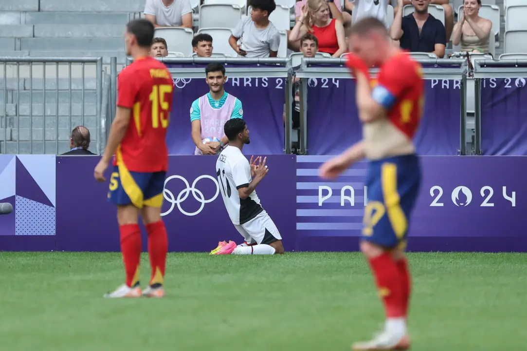 El jugador egipcio Ibrahim Adel (c) celebra tras anotar el 0-2 a Espa&ntilde;a durante su partido del Grupo C de f&uacute;tbol masculino de los Juegos Ol&iacute;mpicos de Par&iacute;s 2024 en el Estadio de Burdeos (Francia) el pasado martes. EFE/ Kiko Huesca