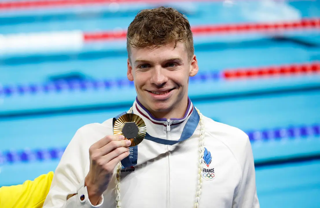 El nadador franc&eacute;s Leon Marchand posa con la medalla de oro conseguida en la prueba de los 200 metros braza de los Juegos Ol&iacute;mpicos de Par&iacute;s 2024. EFE/EPA/FRANCK ROBICHON