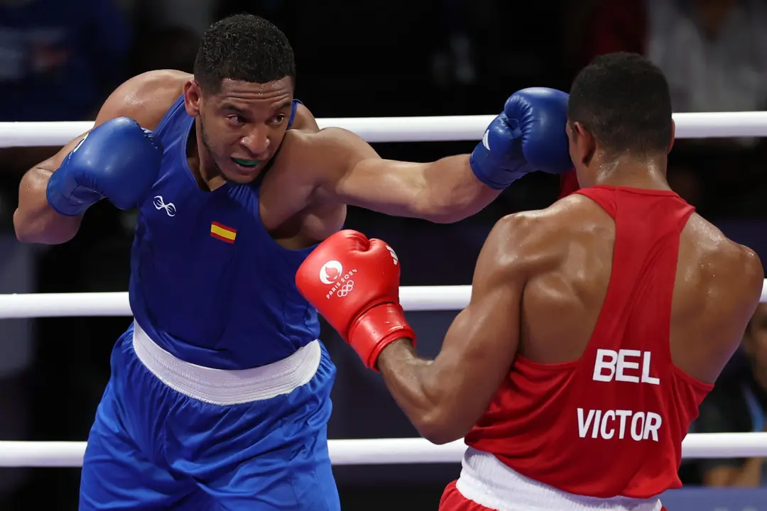 El boxeador espa&ntilde;ol Enmanuel Reyes Pla (azul) durante su combate de boxeo contra el belga Victor Scheltraete (rojo) en los cuartos de final masculino de la categor&iacute;a en los Juegos Ol&iacute;mpicos 2024 en la categor&iacute;a de 92kg. EFE/ Sashenka Guti&eacute;rrez