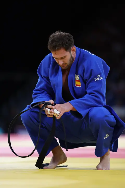 - El espa&ntilde;ol Niko Shera (azul) combate contra el suizo Daniel Eich en la ronda de cuartos de final de la categoor&iacute;a -100kg en judo masculino en el marco de los Juegos O&iacute;mpicos Par&iacute;s 2024, este jueves, en la capital francesa. EFE/ Miguel Gutierrez