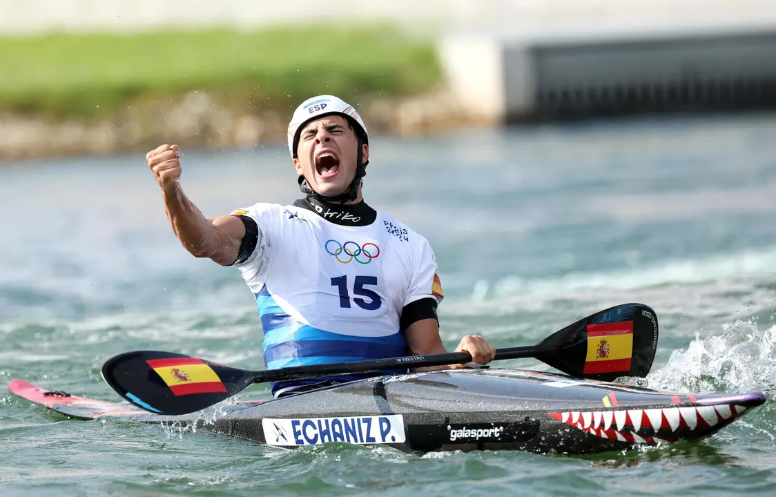 El pirag&uuml;ista Pau Echaniz celebra su triunfo en la prueba de kayak masculina que se ha disputado en el Vaires-sur-Marne Nautical Stadium, en Vaires-sur-Marne,Francia. EFE/EPA/ALI HAIDER