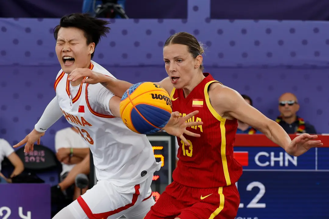 La espa&ntilde;ola Sandra Ygueravide (d) y la China Jiyuan Wan en el partido de la fase de grupos que han disputado Espa&ntilde;a y China en la La Concorde, Par&iacute;s, Capital. EFE/ Julio Munoz