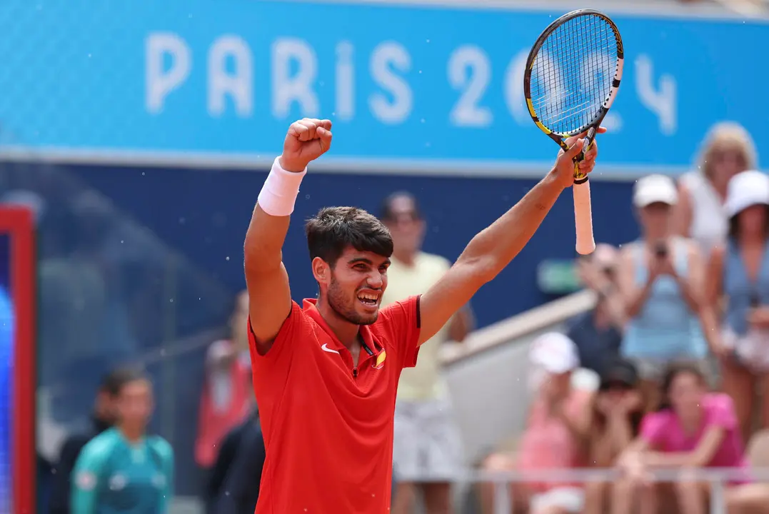 El espa&ntilde;ol Carlos Alcaraz tras imponerse al estadounidense Tommy Paul durante los cuartos de final celebrados en el marco de los Juegos Ol&iacute;mpicos Par&iacute;s 2024, este jueves, en la capital francesa. EFE/ Juanjo Mart&iacute;n