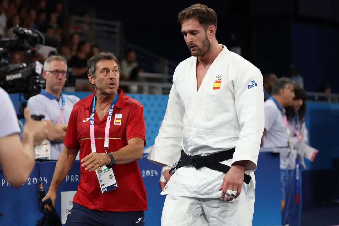 El entrenador nacional de judo masculino Joaqu&ntilde;in Ruiz Llorente (i) conversa con el espa&ntilde;ol Niko Shera (d) durante los Juegos O&iacute;mpicos Par&iacute;s 2024, este jueves, en la capital francesa. EFE/ Miguel Gutierrez