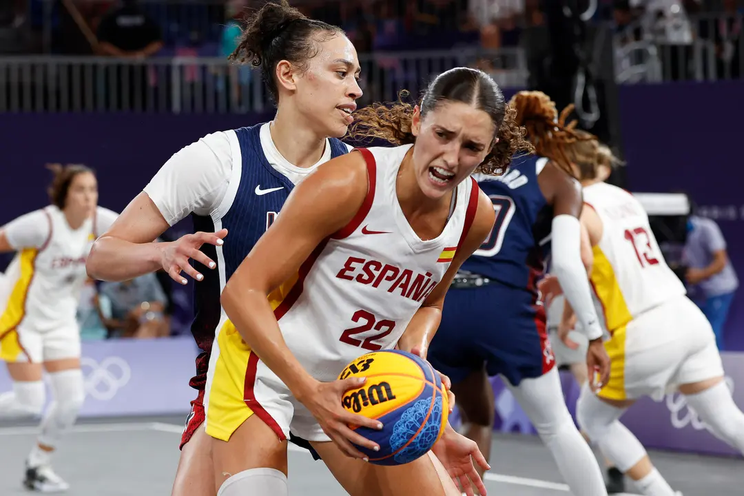 La jugadora de Espa&ntilde;a Juana Camilion (i) y Dearica Hamby de Estados Unidos durante el partido de fase de grupos de Baloncesto 3x3 Femenino de los Juegos Ol&iacute;mpicos de Par&iacute;s 2024, entre Espa&ntilde;a y Estados Unidos, en la sede La Concorde de la capital francesa.  EFE/ Julio Mu&ntilde;oz