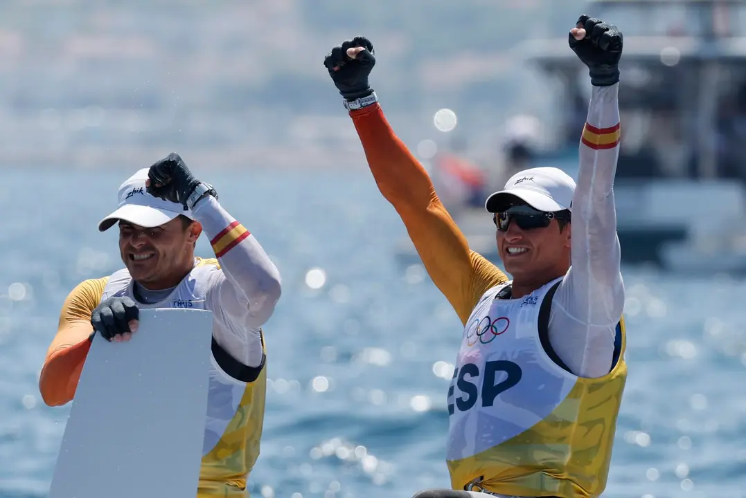 Los medallistas de oro Diego Botin (i) y Florian Trittel celebran tras imponerse en la carrera de medallas y conquistar el oro de la clase 49erFX masculina de los Juegos Ol&iacute;mpicos de Par&iacute;s 2024. EFE/EPA/SEBASTIEN NOGIER