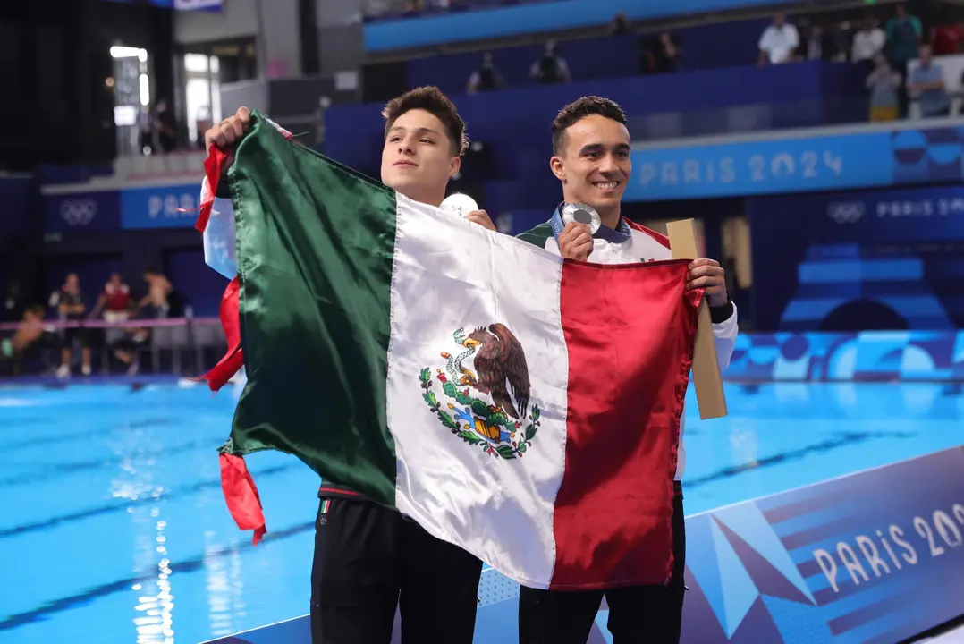 Los mexicanos Osmar Olvera Ibarra y Juan Manuel Celaya Hernandez tras la ganar la medalla de plata. EFE/EPA/TERESA SUAREZ