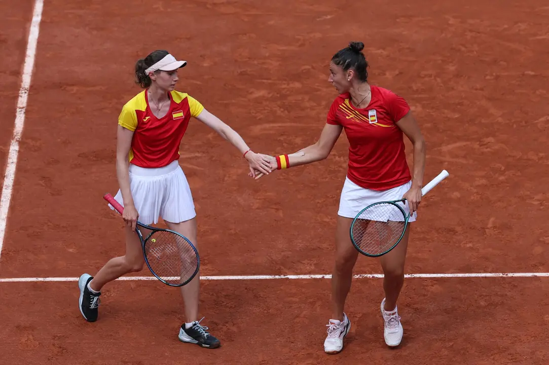 Las tenistas espa&ntilde;olas Sara Sorribes (d) y Cristina Bucsa (i) durante la semifinal de dobles femeninos ante las rusas Mirra Andreeeva y Diana Shnaider. EFE/ Juanjo Mart&iacute;n