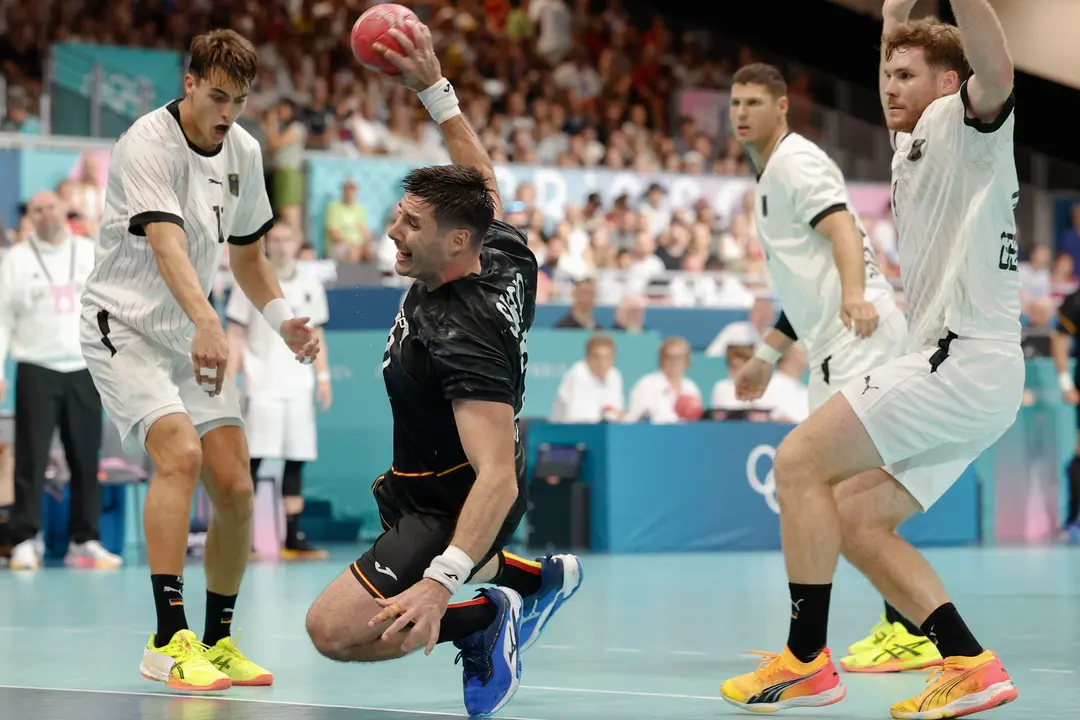 El lateral de Espa&ntilde;a, Jorge Maqueda, lanza ante los jugadores de Alemania. EFE/ Miguel To&ntilde;a
