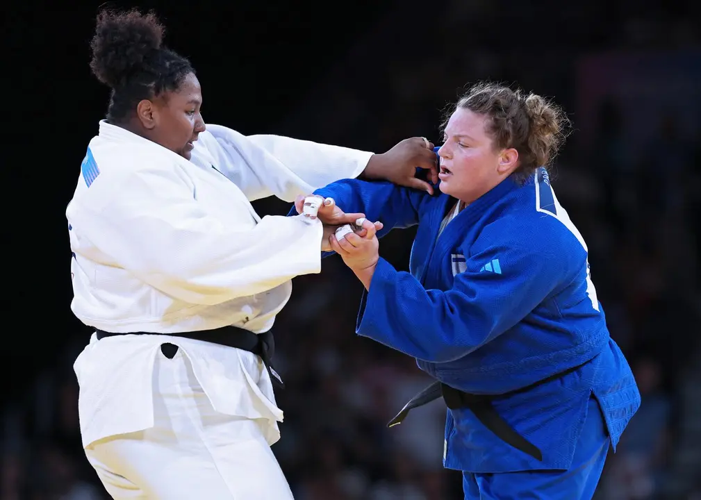 La brasile&ntilde;a Beatriz Souza of Brazil (blanco) durante su combate con la israel&iacute; Raz Hershko. EFE/EPA/DANIEL IRUNGU