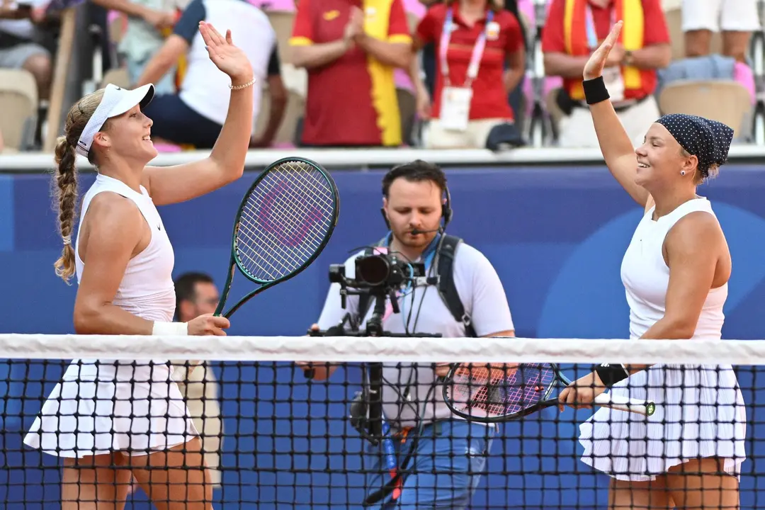 Mirra Andreeva y Diana Shnaider celebran su victoria sobre las espa&ntilde;olas Cristina Bucsa y Sara Sorribes. EFE/EPA/CAROLINE BLUMBERG