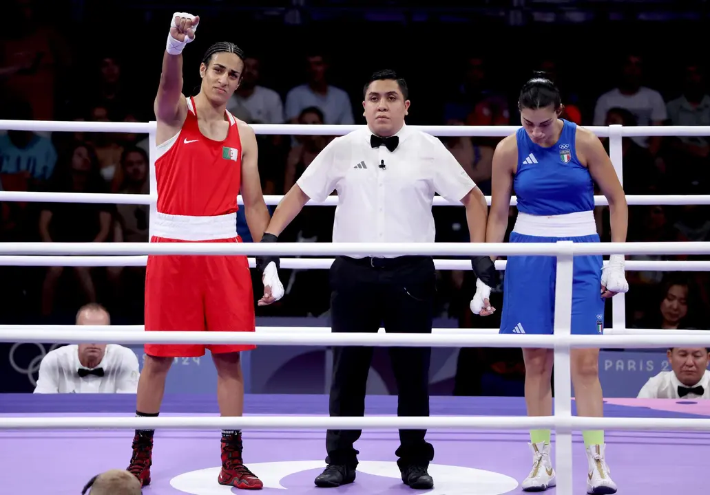 Imane Khelif (i), de Argelia, es declarada ganadora tras el abandono de Angela Carini, de Italia, en las eliminatorias femeninas de 66kg del boxeo ol&iacute;mpico. EFE/EPA/YAHYA ARHAB