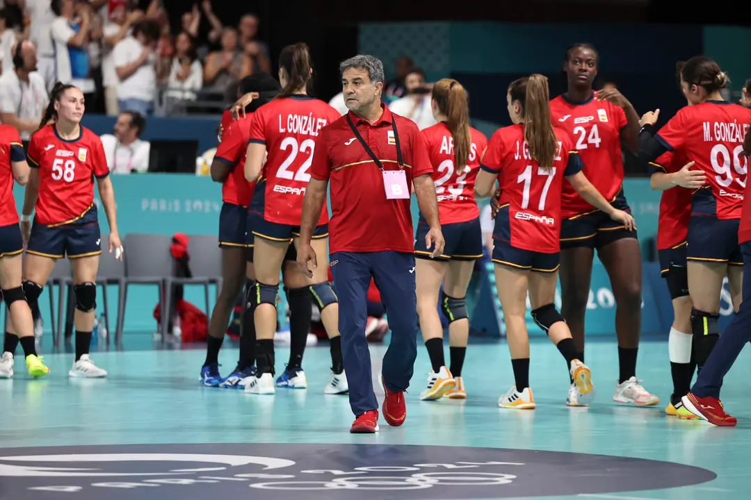 El seleccionador espa&ntilde;ol del equipo femenino de balonmano Ambros Mart&iacute;n tras la derrota ante las francesas y la eliminaci&oacute;n en la ronda preliminar de balonmano en los Juegos Ol&iacute;mpicos Par&iacute;s 2024. EFE/ Sashenka Gutierrez