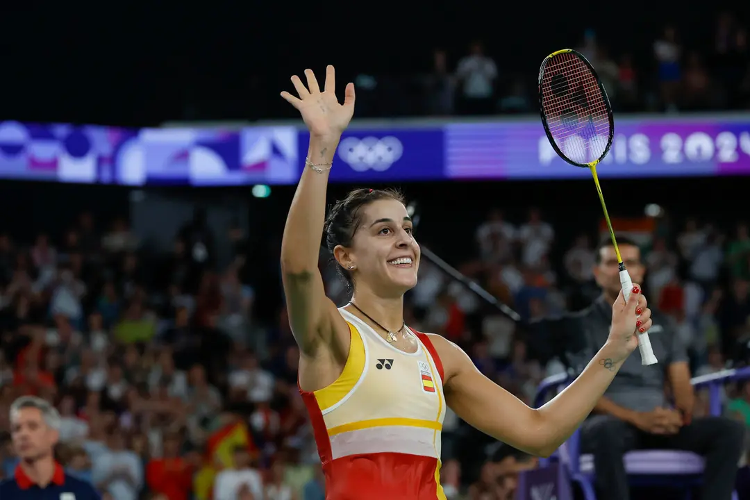 Carolina Mar&iacute;n saluda a los aficionados tras vencer a la japonesa Aya Ohori durante el partido de cuartos de final de b&aacute;dminton de los Juegos Ol&iacute;mpicos de Par&iacute;s 2024. EFE/ Juanjo Mart&iacute;n