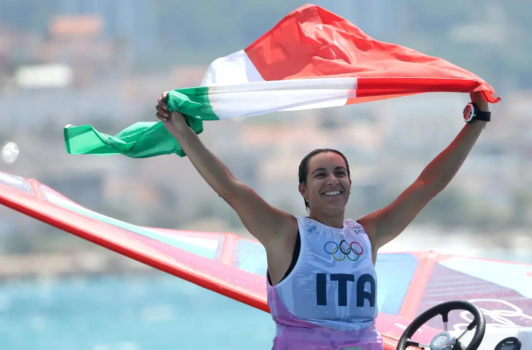 Marta Maggetti, de Italia, celebra la victoria en la final ol&iacute;mpica. EFE/EPA/OLIVIER HOSLET
