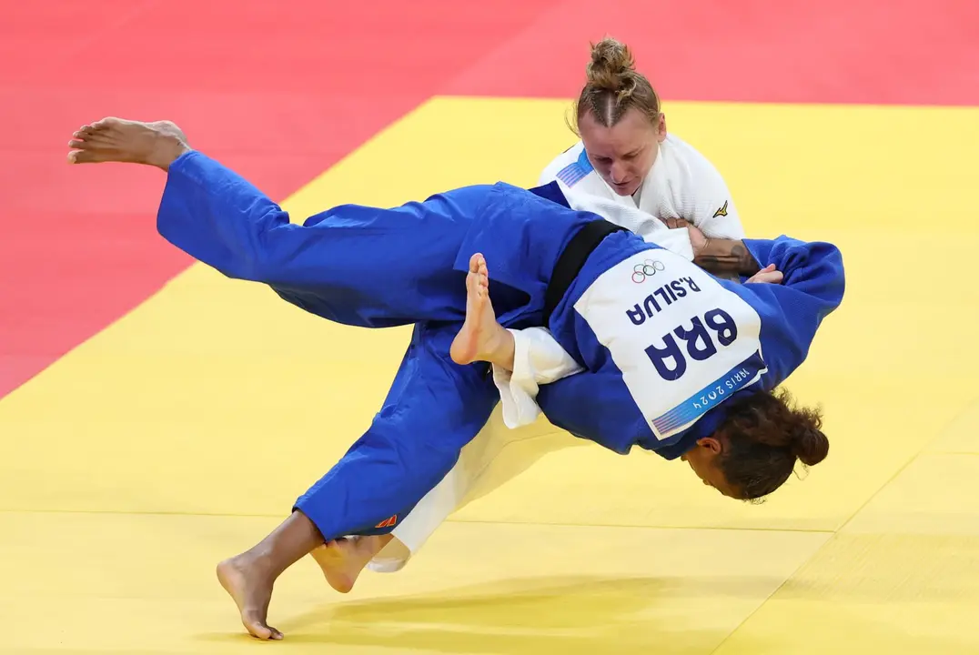 Pauline Starke, de Alemania (blanco), en acci&oacute;n contra Rafaela Silva de Brasil (azul) durante el cuarto de final de equipo mixto de las competiciones de Judo en los Juegos Ol&iacute;mpicos de Par&iacute;s 2024. EFE/EPA/DANIEL IRUNGU