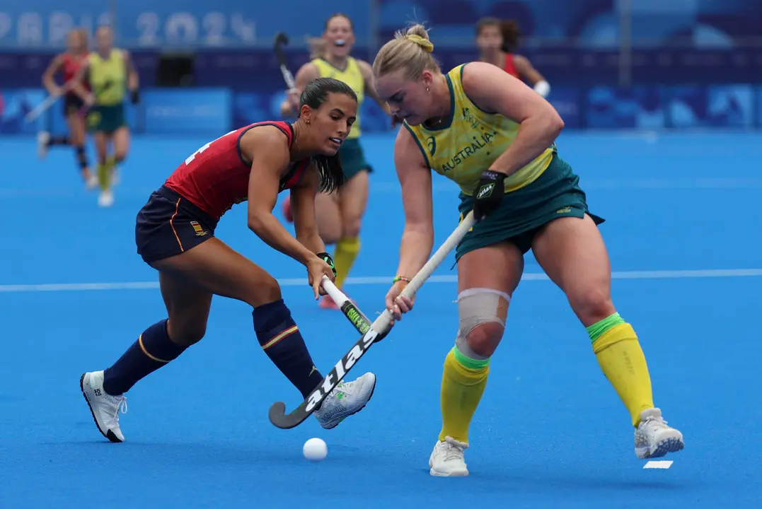 La jugadora espa&ntilde;ola Blanca P&eacute;rez (i) lucha por la posesi&oacute;n del bal&oacute;n con una jugadora australiana durante su partido de hockey hierba femenino de los Juegos Ol&iacute;mpicos de Par&iacute;s 2024 disputado contra Australia este s&aacute;bado en Colombes. EFE/ Miguel Guti&eacute;rrez