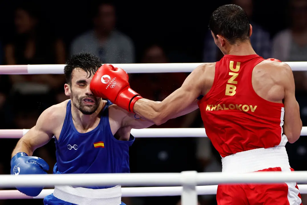 El boxedor espa&ntilde;ol Jos&eacute; Quiles Brotons (azul) se enfrenta al uzbeco Abdumalik Khalokov (rojo) en su combate de boxeo masculino de cuartos de final, categor&iacute;a 57kg, de los Juegos Ol&iacute;mpicos de Par&iacute;s 2024, en North Paris Arena de Seine-Saint Denis. EFE/ Miguel To&ntilde;a