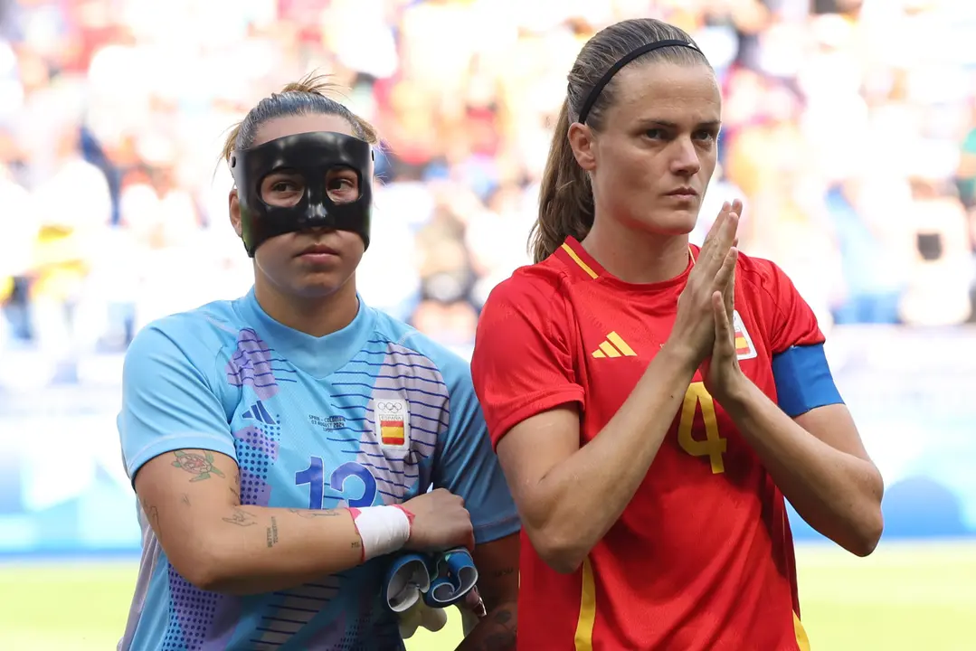 Las jugadoras de Espa&ntilde;a, Cata Coll (i) e Irene Paredes al inicio del partido de cuartos de final de f&uacute;tbol femenino de los Juegos Ol&iacute;mpicos de Par&iacute;s 2024, disputado entre Espa&ntilde;a y Colombia en el Estadio de Lyon (Francia). EFE/ Kiko Huesca