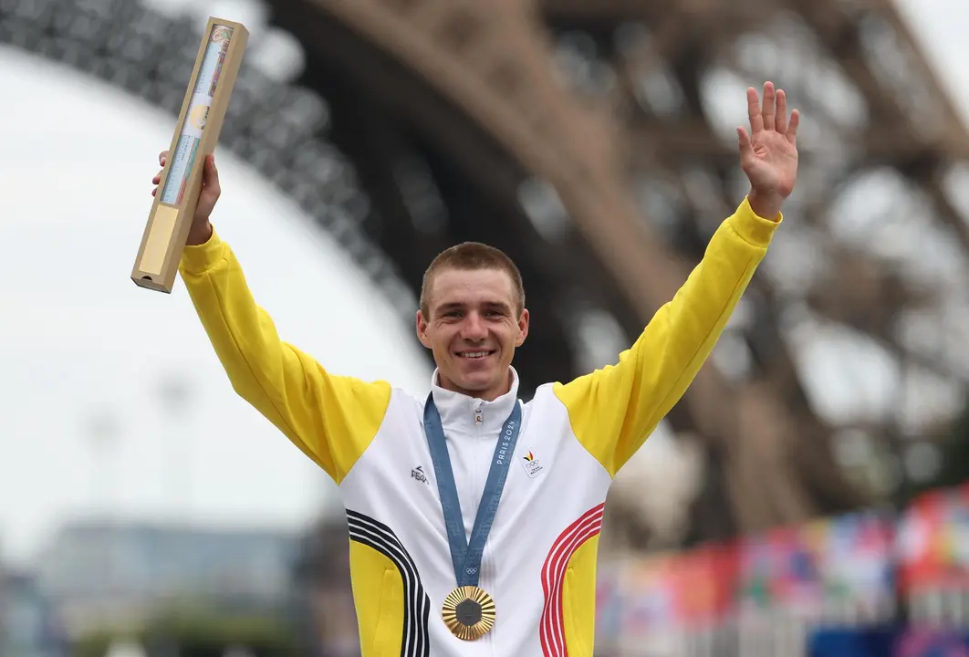 El belga Remco Evenepoel, doble campe&oacute;n ol&iacute;mpico de contrarreloj y ruta en los Juegos de Par&iacute;s. EFE/EPA/CHRISTOPHE PETIT TESSON