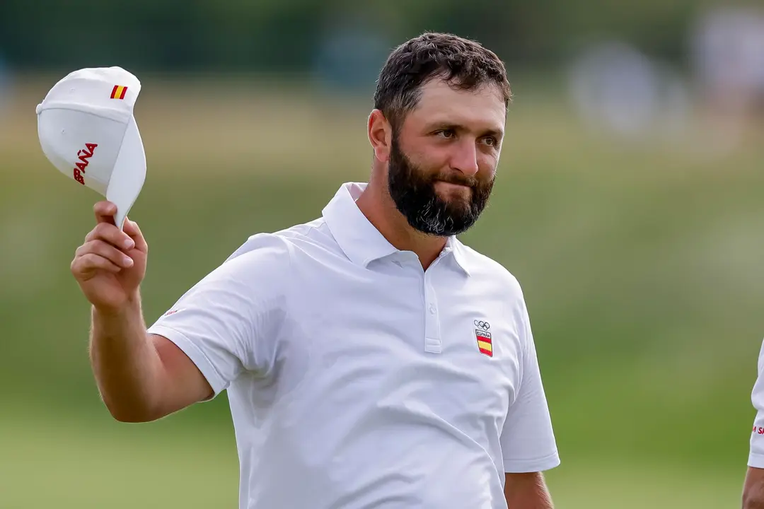 El espa&ntilde;ol Jon Rahm, l&iacute;der unto al estadounidense Xander Schauffele del torneo masculino de golf de los Juegos de Par&iacute;s 2024. EFE/EPA/ERIK S. LESSER