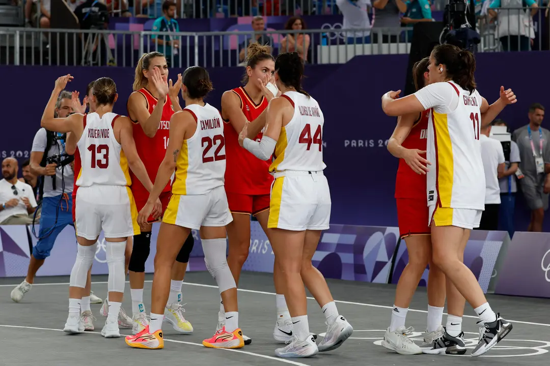 Las jugadoras de Espa&ntilde;a y las de Alemania tras el partido de baloncesto femenino 3x3 celebrado entre Espa&ntilde;a y Alemania en los Juegos Ol&iacute;mpicos Par&iacute;s 2024 en el estadio de La Concorde de la capital gala. Alemania ha vencido por 15-18.EFE/ Julio Mu&ntilde;oz