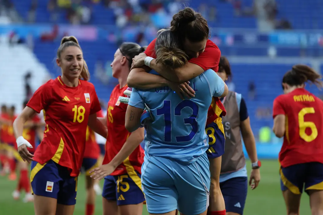 Las jugadoras de Espa&ntilde;a celebran su victoria ante Colombia, y su paso a seminifales, tras el partido de cuartos de final de f&uacute;tbol femenino de los Juegos Ol&iacute;mpicos de Par&iacute;s 2024, disputado en el Estadio de Lyon (Francia). EFE/ Kiko Huesca
