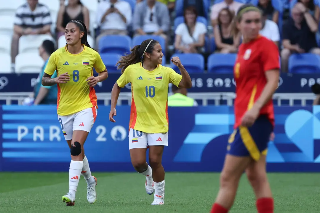 La jugadora colombiana Leicy Santos (c) celebra tras anotar el segundo gol ante Espa&ntilde;a durante el partido de cuartos de final de f&uacute;tbol femenino de los Juegos Ol&iacute;mpicos de Par&iacute;s 2024, disputado en el Estadio de Lyon (Francia). EFE/ Kiko Huesca