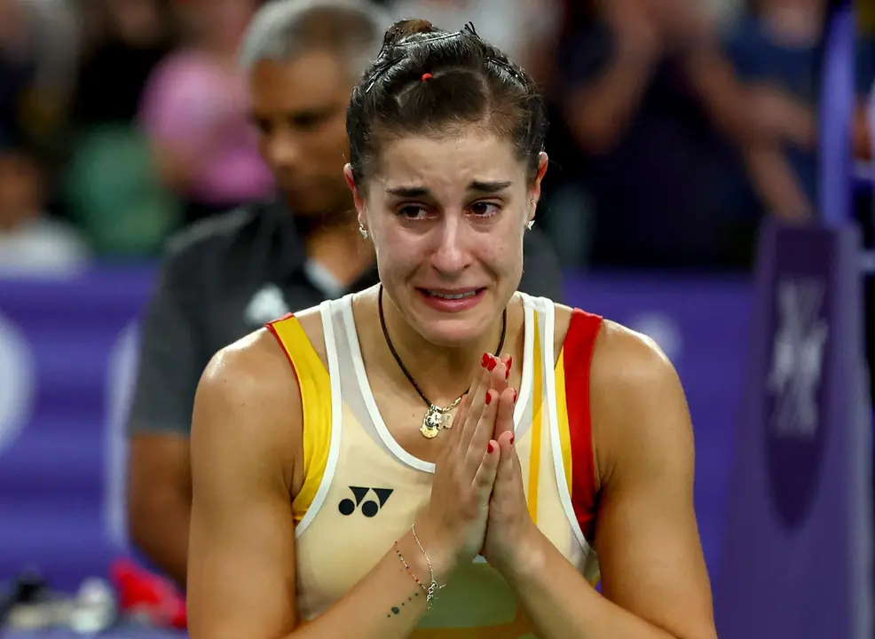 Carolina Mar&iacute;n se despide de los aficionados que la ovacionan tras retirarse de la semifinal ol&iacute;mpica de b&aacute;dminton, que dominaba frente a la china Bing Jiao. EFE/EPA/DIVYAKANT SOLANKI