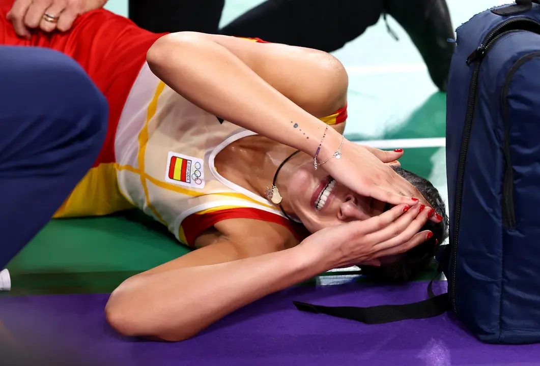 Carolina Mar&iacute;n llora tras lesionarse en la semifinal femenina individual del torneo ol&iacute;mpico de b&aacute;dminton. EFE/EPA/DIVYAKANT SOLANKI