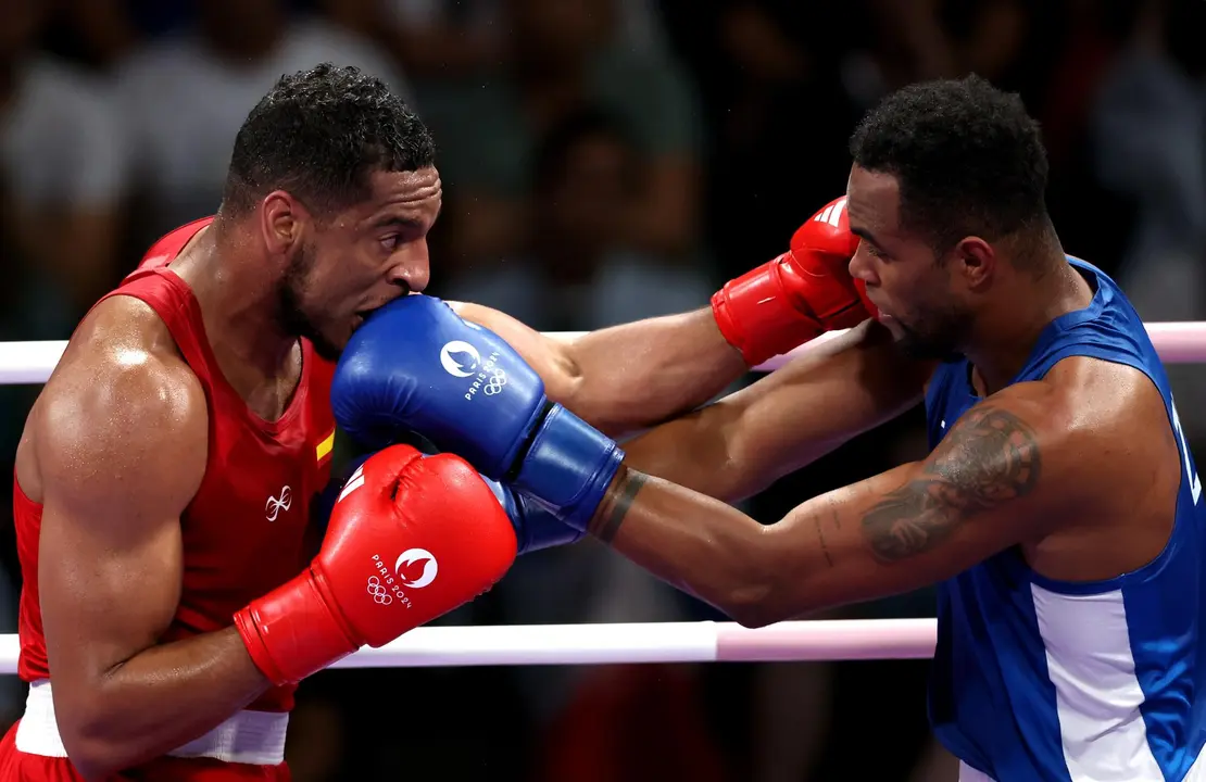 Enmanuel Reyes Pla, de Espa&ntilde;a (rojo), durante su combate ante Loren Berto Alfonso, de Azerbaiy&aacute;n (azul), en la semifinal masculina de 92 kg de las competiciones de Boxeo en los Juegos Ol&iacute;mpicos de Par&iacute;s 2024. EFE/EPA/ALI HAIDER