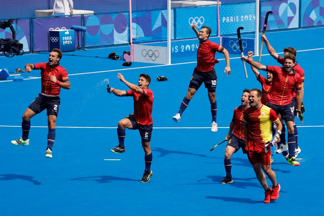Jugadores de la selecci&oacute;n espa&ntilde;ola celebran su victoria tras el partido de cuartos de final entre B&eacute;lgica y Espa&ntilde;a celebrado en el marco de los Juegos Ol&iacute;mpicos de Par&iacute;s 2024 en Colombes, Francia, este domingo. EFE/Lavandeira Jr