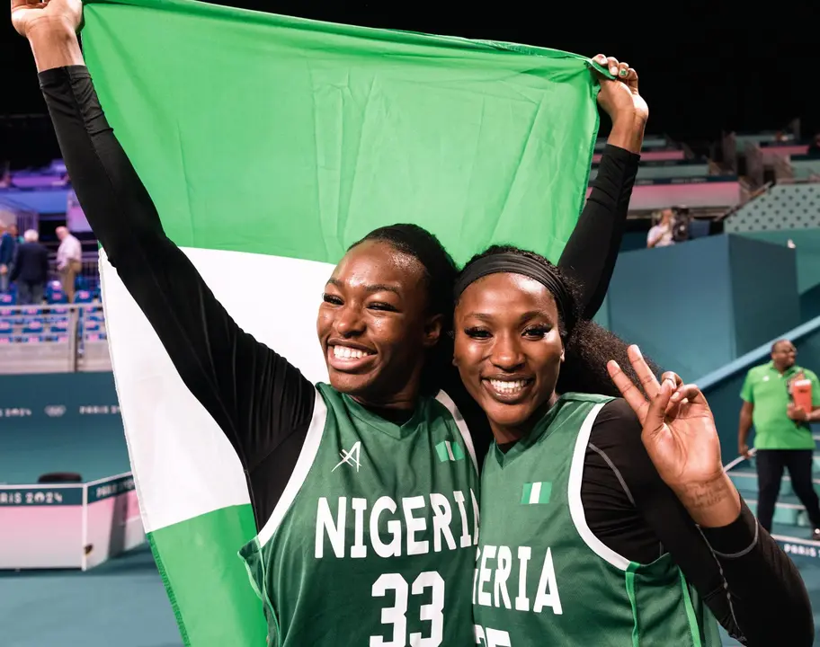 Las niegrianas Nicole Enabosi (I) y Adebola Adeyeye celebran celebran la victoria en la Pierre Mauroy Stadium en Villeneuve-d'Ascq, Francia. EFE/EPA/ALEX PLAVEVSKI