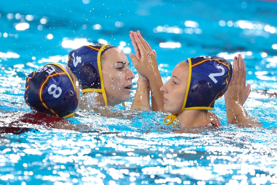 Las jugadoras espa&ntilde;olas celebran la victoria ante Italia tras el partido de waterpolo de la ronda preliminar, grupo B, entre Italia y Espa&ntilde;a, de los Juegos Ol&iacute;mpicos Par&iacute;s 2024, este domingo en Saint Denis, Francia.  EFE/ Kiko Huesca